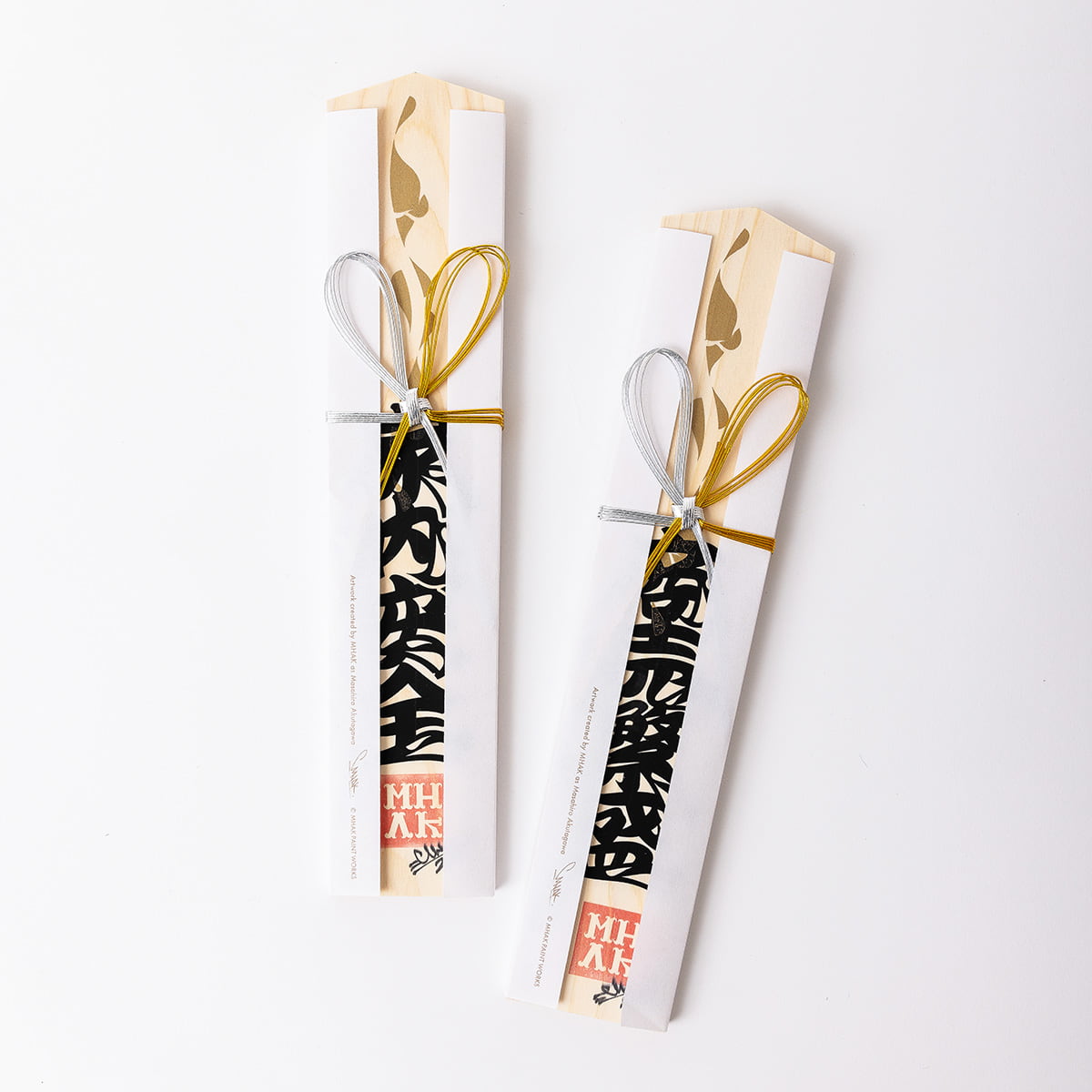 MHAK×OMUSUbee  木札 (家内安全/商売繁盛)　1,100円 （税込）