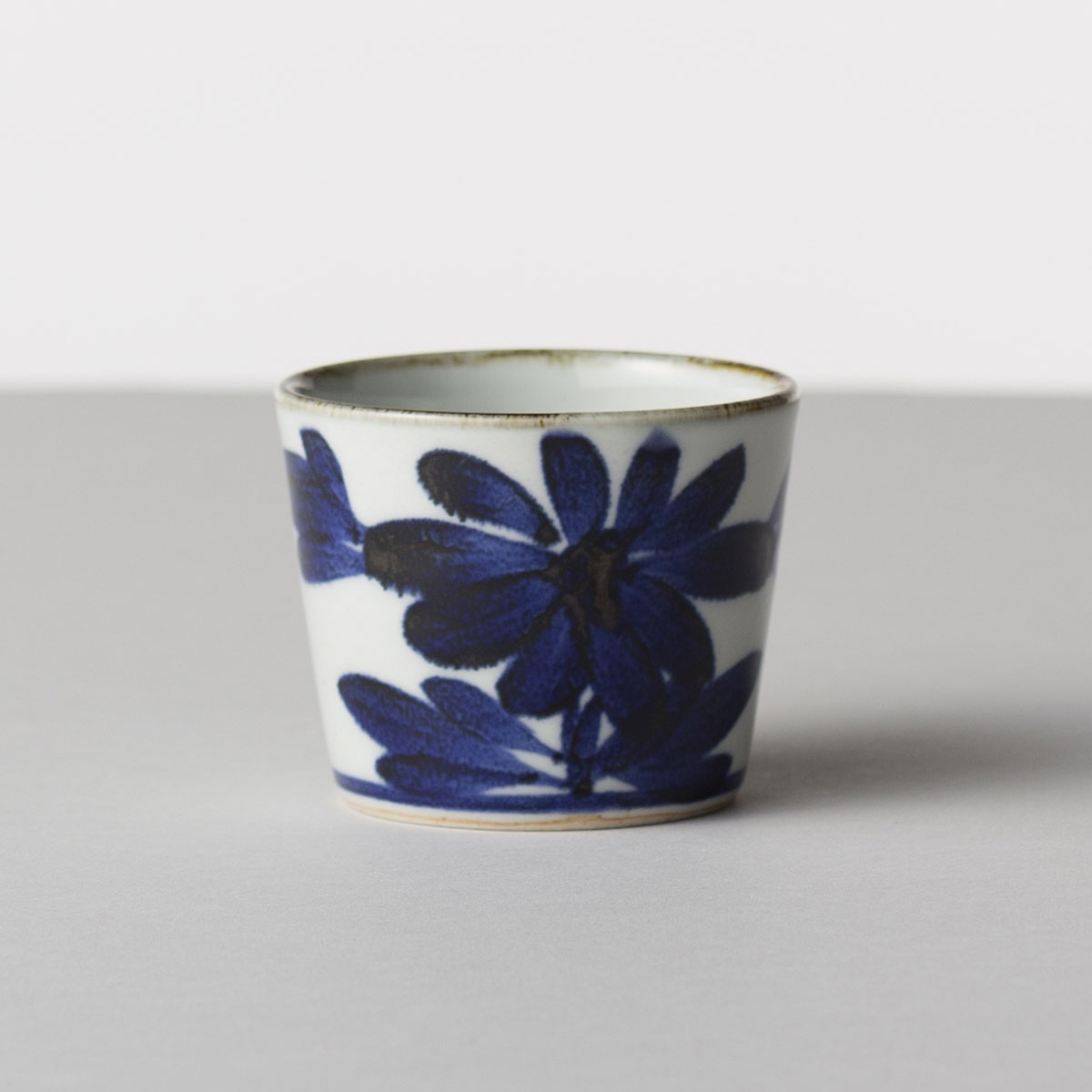 【波佐見焼】BARBAR いろは 蕎麦猪口 8cm 菊文　1,540 円（税込）