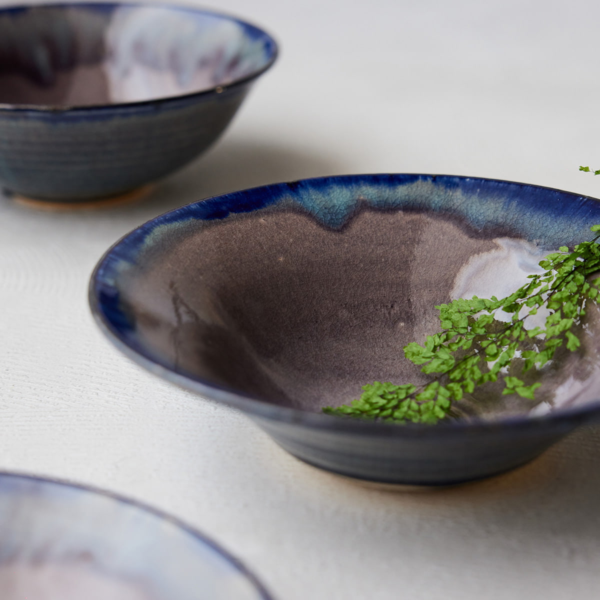 青にひそむ春の息吹　弥生（やよい）リムボウル φ24cm｜信楽四季彩陶 －春分