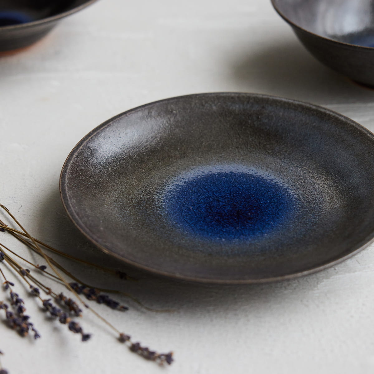 霧に揺れる春のひかり　朧月 （おぼろづき）プレート φ25.5cm｜信楽四季彩陶 －春分