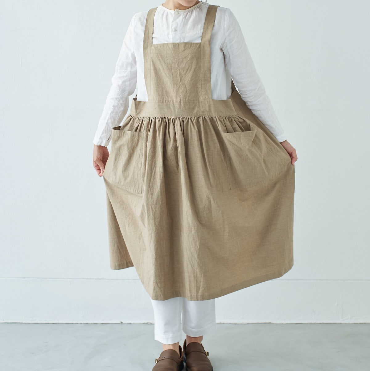 シンプルで可愛すぎない 大人のピナフォアエプロン ベージュ｜SUNNY LOCATION