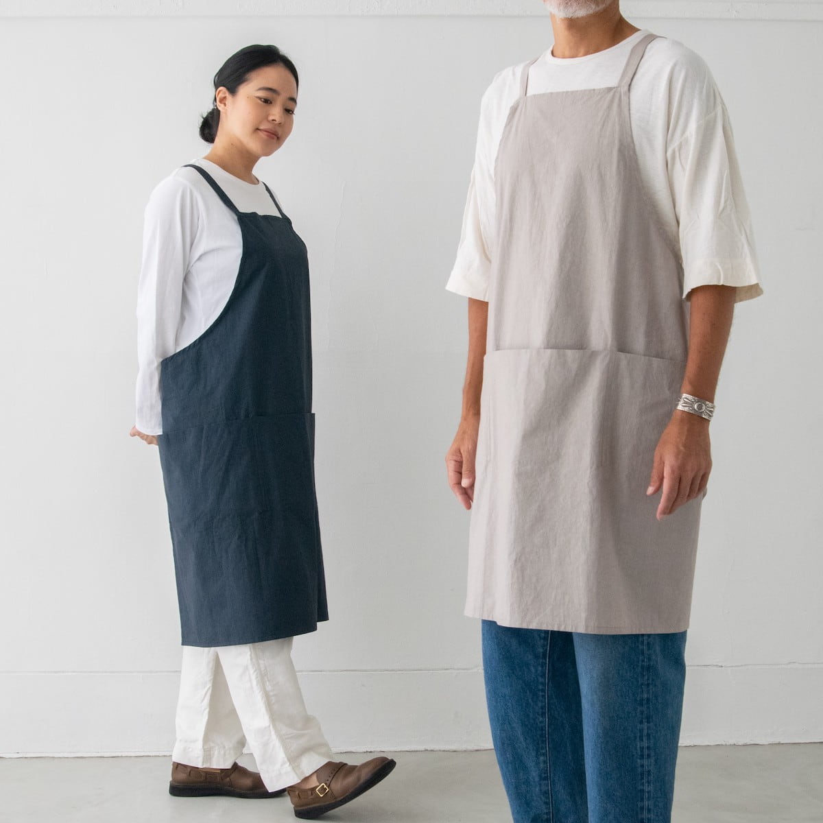 男女兼用 動きやすいバッククロスチムニーエプロン グレージュ｜SUNNY LOCATION