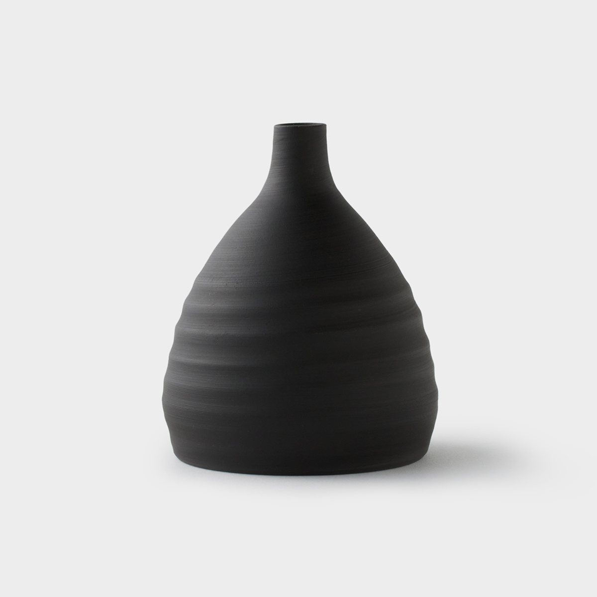 静かに花を受けとめる　常滑焼の一輪挿し 花器 ｜SALIU 凌 -RYO-