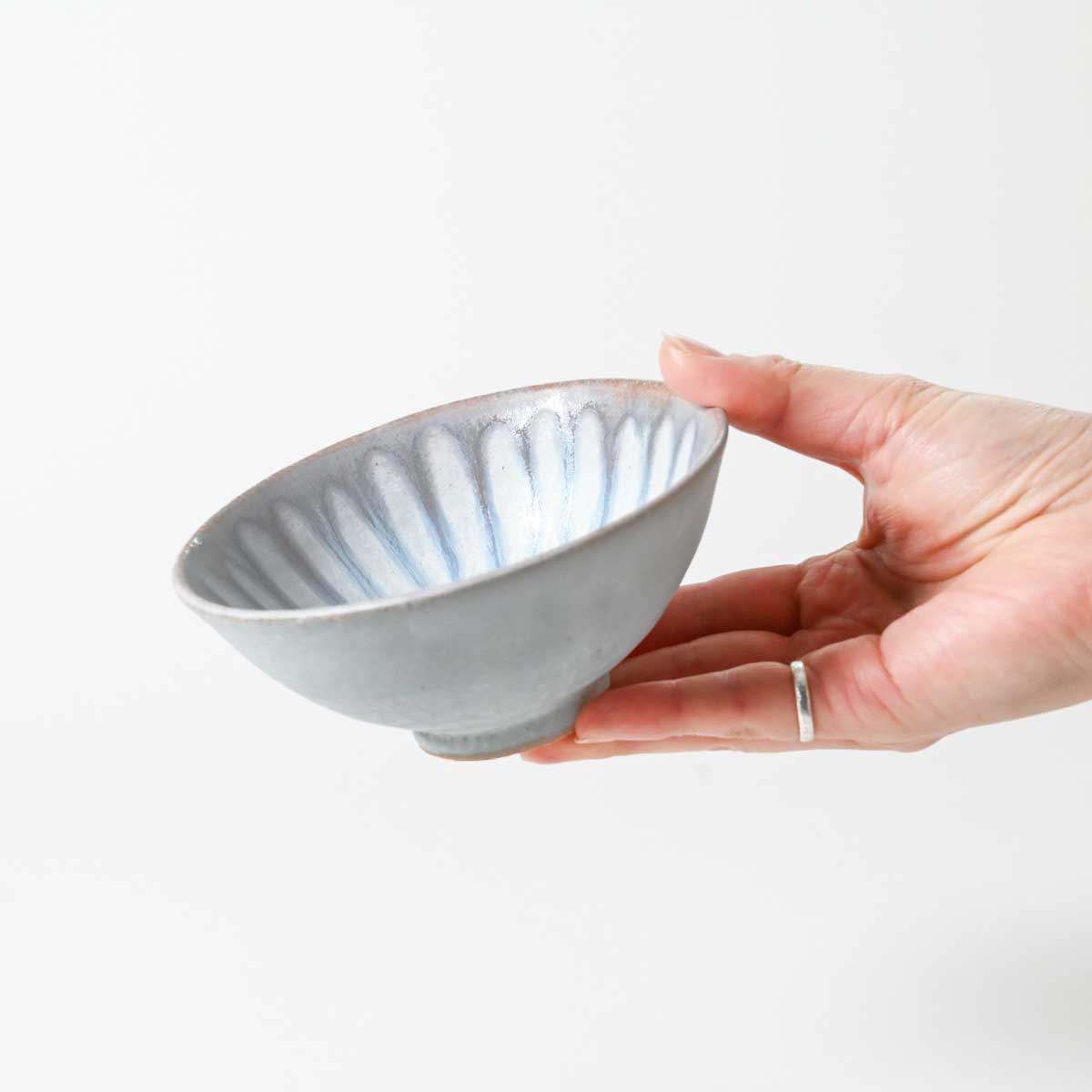 ひらり、花の舞ううつわ　勿忘草色（わすれなぐさ）の茶碗 Φ12cm ブルー｜正陶苑 - 花