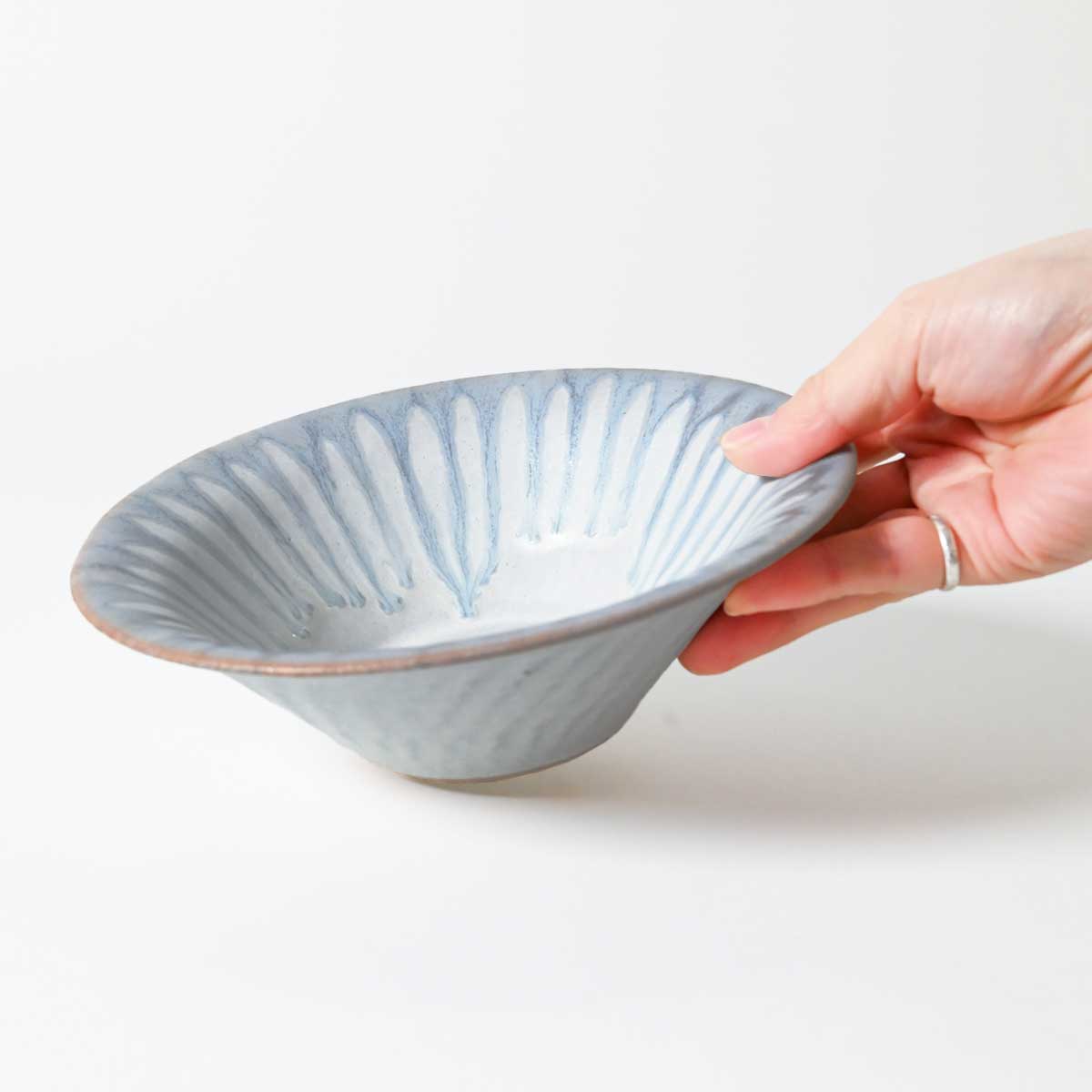 ひらり、花の舞ううつわ　勿忘草色（わすれなぐさ）の中鉢 Φ18cm ブルー｜正陶苑 - 花