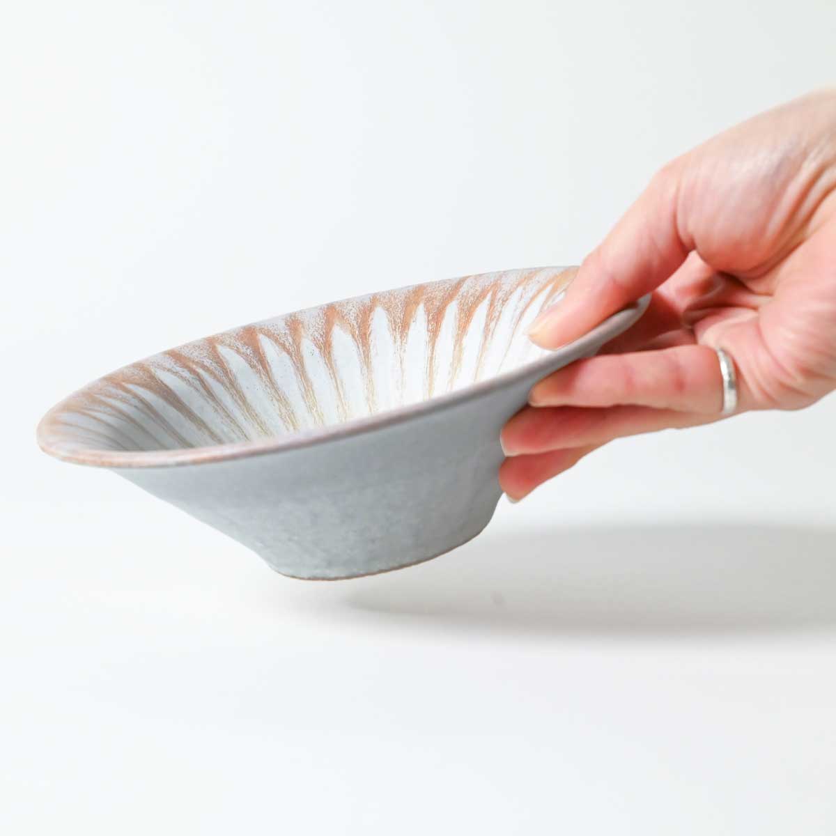 ひらり、花の舞ううつわ　撫子色（なでしこ）の中鉢 Φ18cm ピンク｜正陶苑 - 花