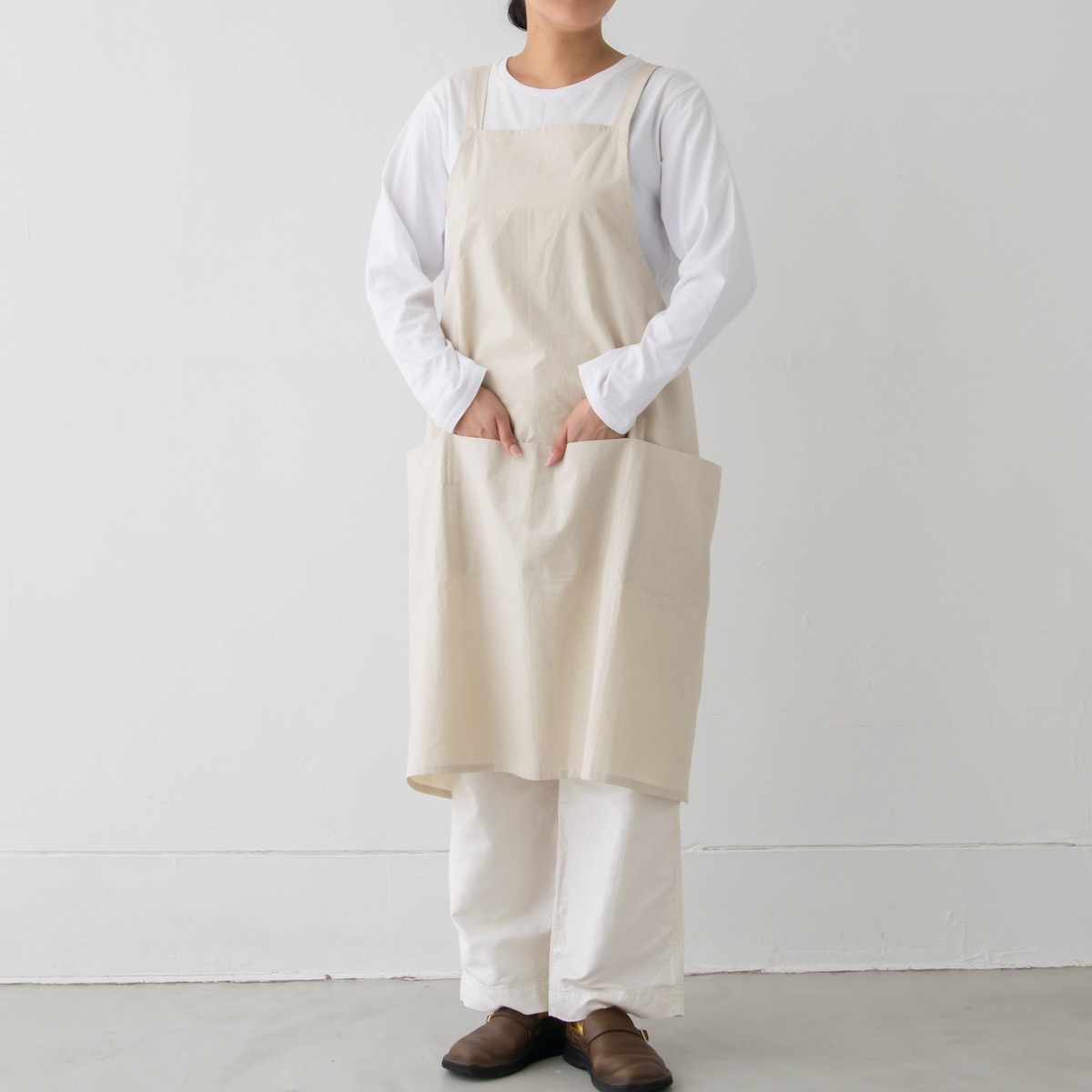 男女兼用 動きやすいバッククロスチムニーエプロン エクリュ｜SUNNY LOCATION