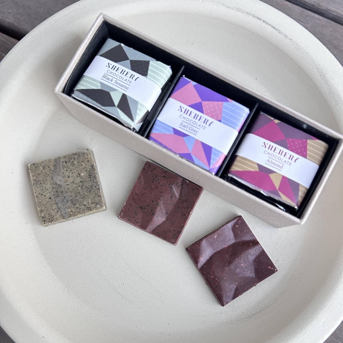 素材の個性を楽しむチョコレート　Flavor Chocolate 3種セット（黒胡麻・アールグレイ・アーモンド）｜SHEBERY