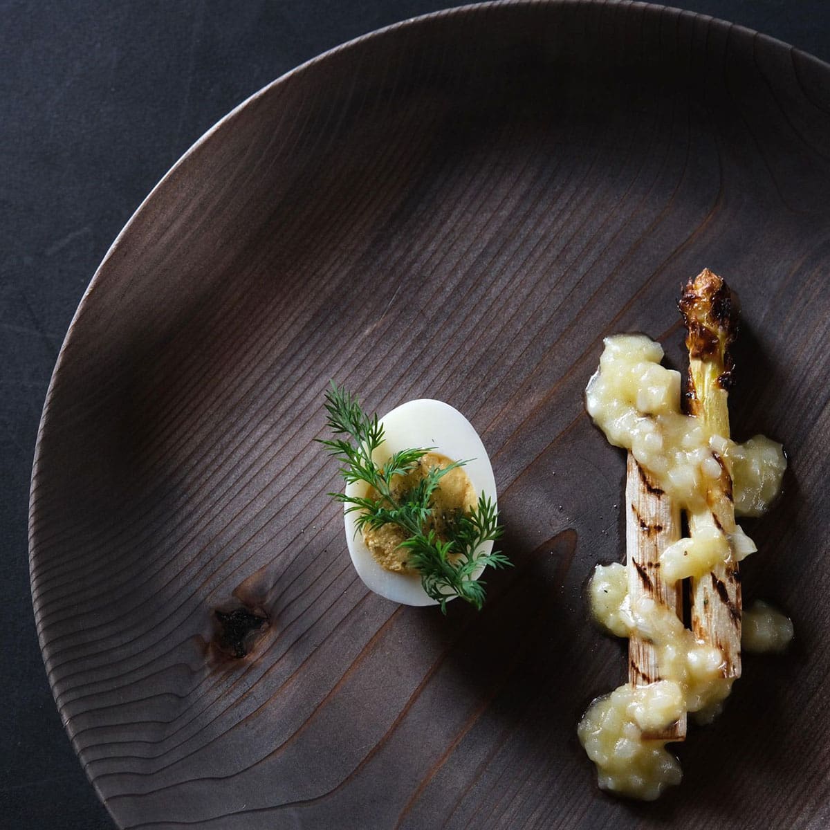 みんなでかこむ　秋田杉の木目を楽しむ木のお皿　黒 6寸 180mm｜KACOMI