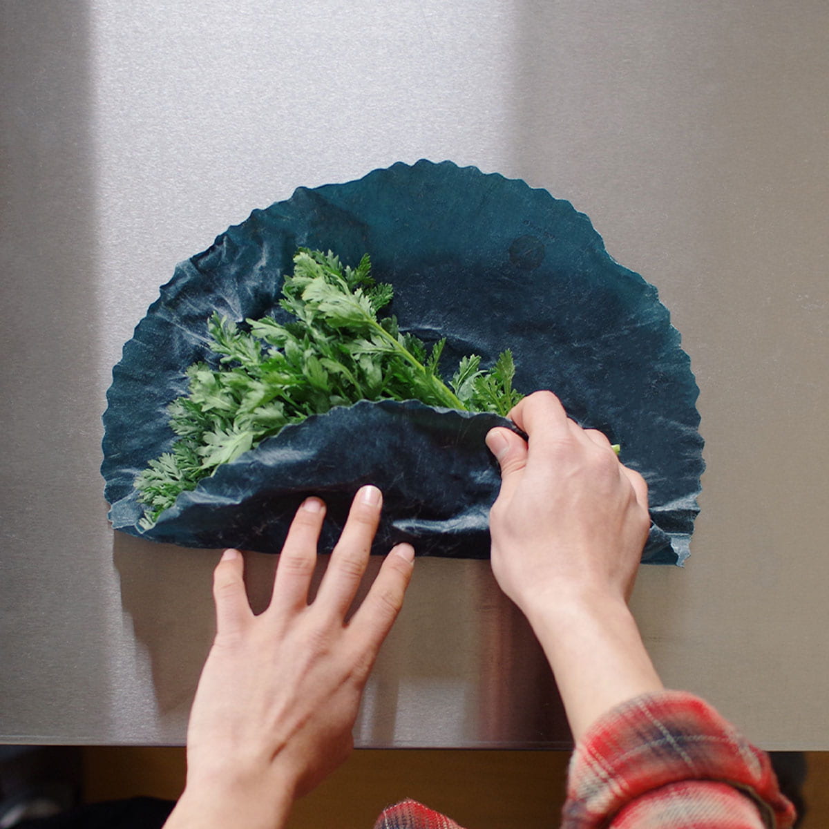 【aco wrap】繰り返し使えるみつろうラップ／青色（草木染め）