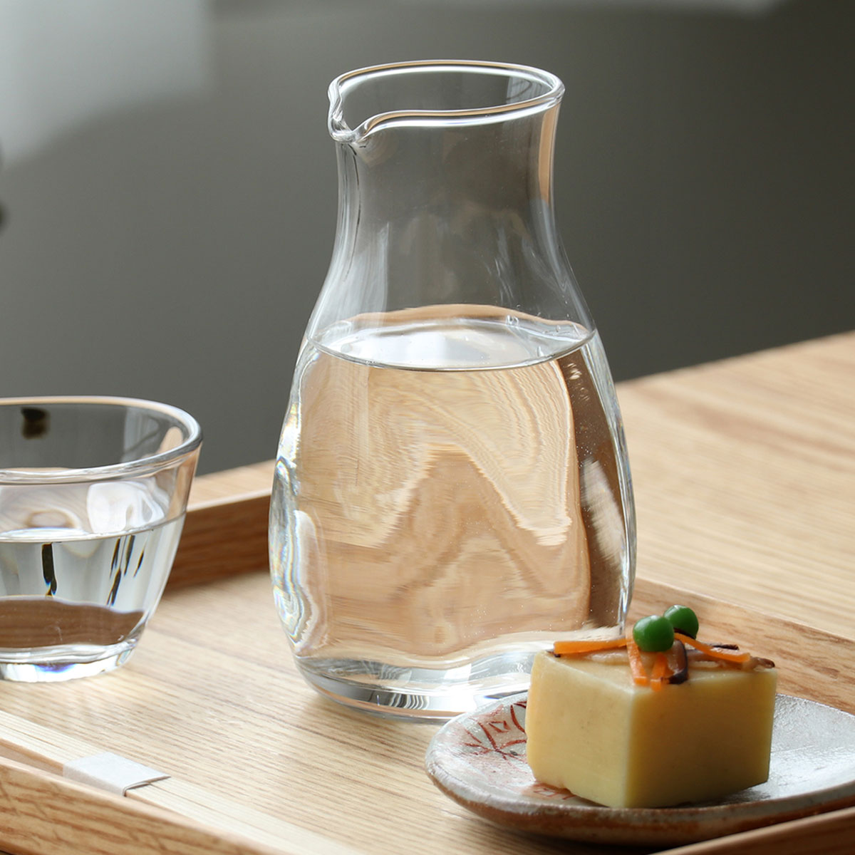陶器のようなやさしい風合い　Tebineri 冷酒カラフェ 290ml｜アデリア