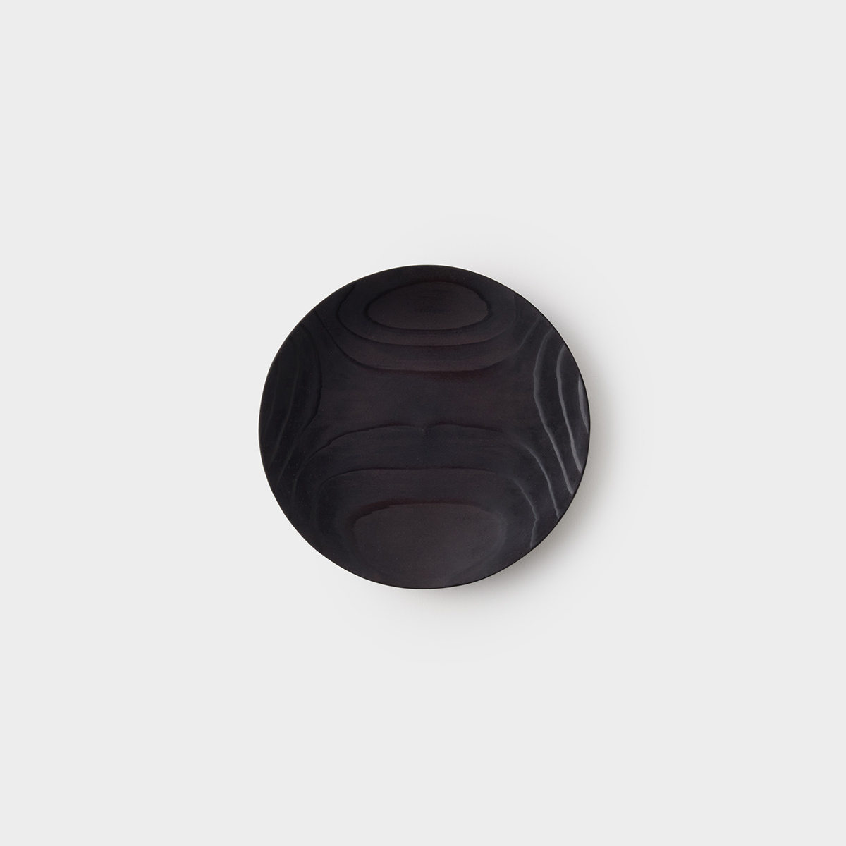 みんなでかこむ　秋田杉の木目を楽しむ木のお皿　黒 5寸 150mm｜KACOMI