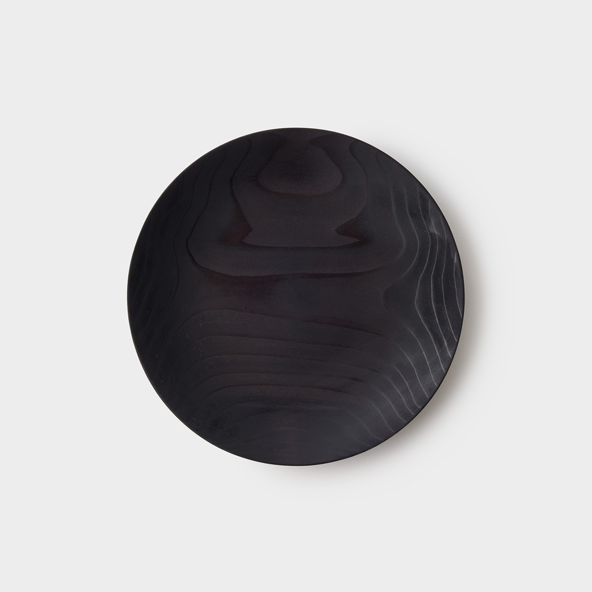 みんなでかこむ　秋田杉の木目を楽しむ木のお皿　黒 7寸 210mm｜KACOMI