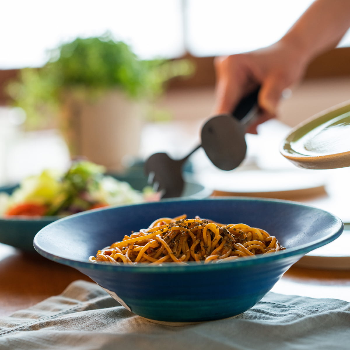 料理を引き立てる琵琶湖ブルーのリムボウル 24cm｜THE HARVEST - BLUE VELVET