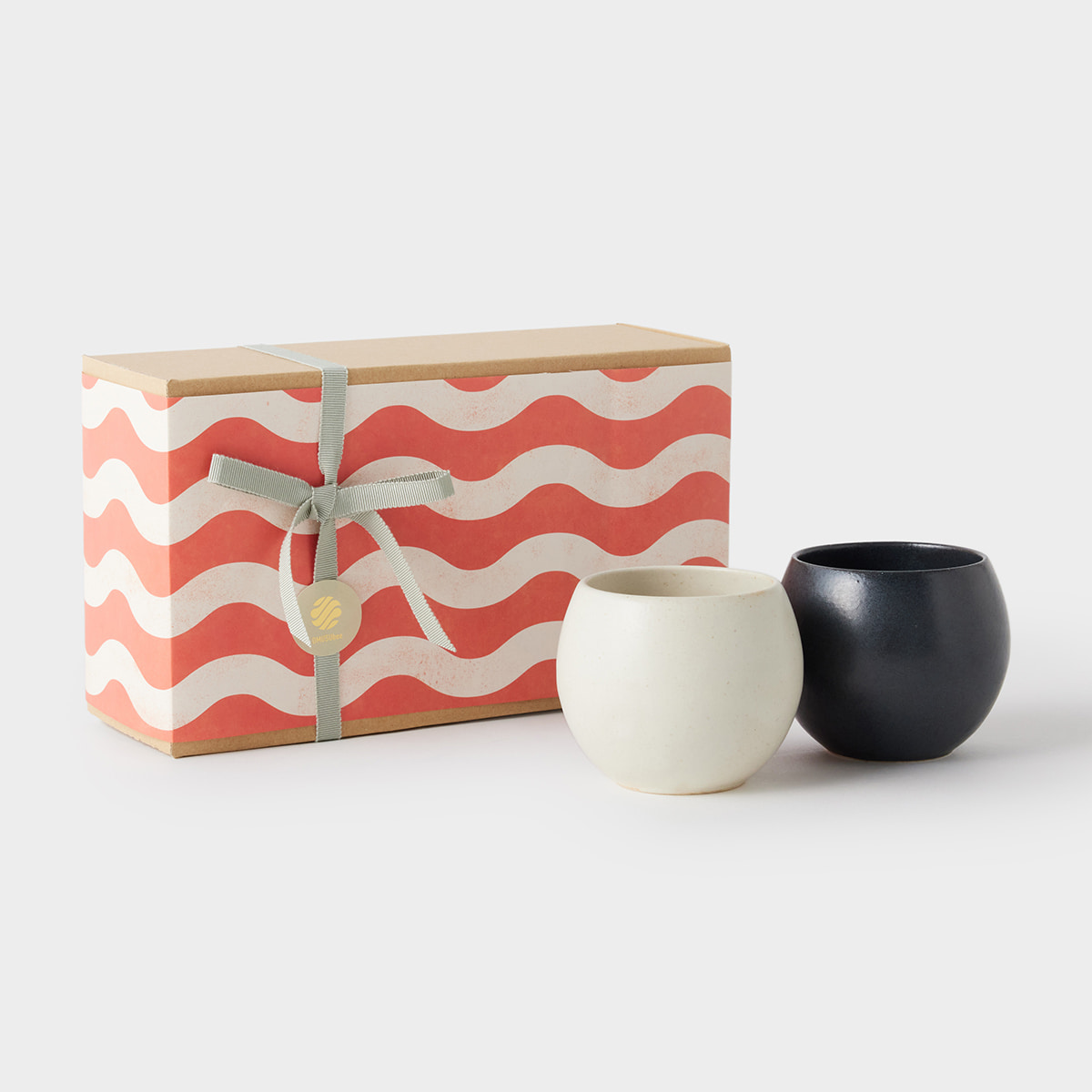 【OMUSUbee ギフト】SALIU ころころ 湯呑みセット(白/黒)