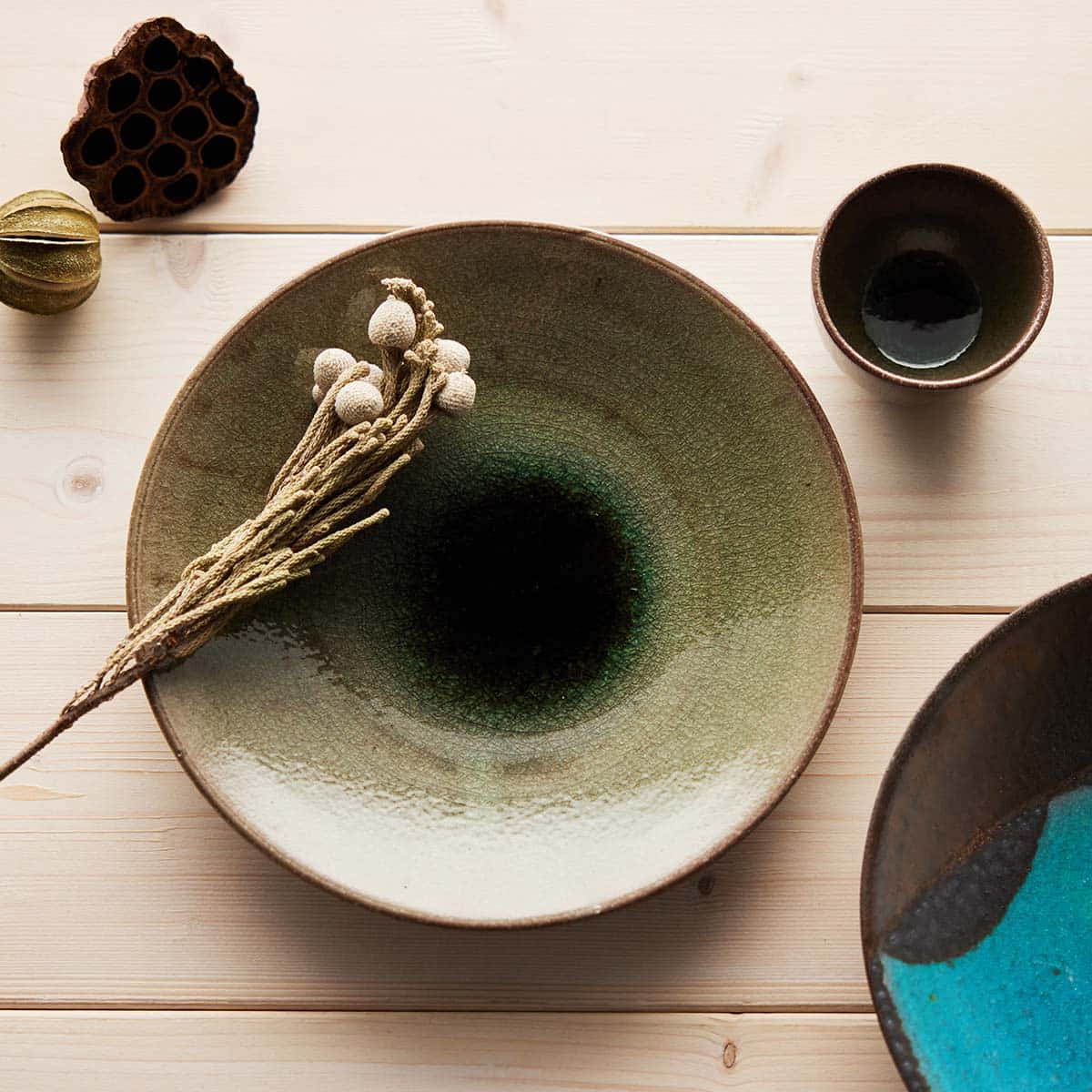 儚くしたたる秋の余韻　露時雨（つゆしぐれ）プレート φ25.5cm｜信楽四季彩陶 －寒露