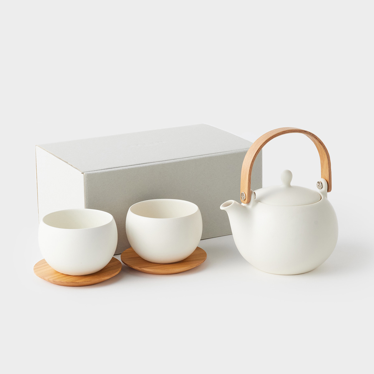ほっこりと手になじむ　美濃焼の急須と湯呑みのギフトセット 600ml（白）｜SALIU 結 -YUI-