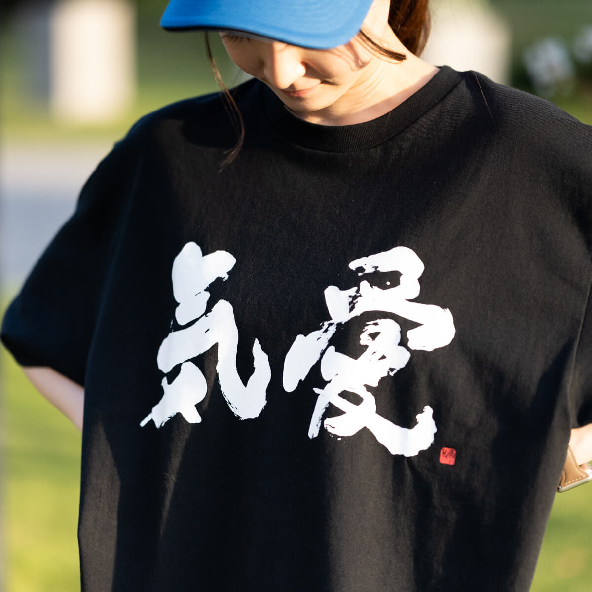 BIG BOSS新庄剛志監督×中山秀征書き下ろし「気愛」Tシャツ ホワイト
