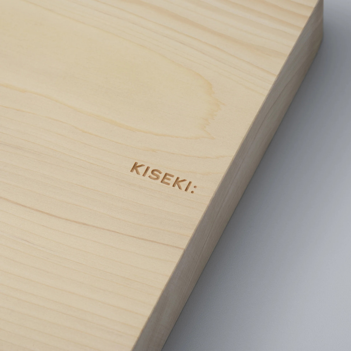 切る時間を心地よく　KISEKI: 青森ヒバのまな板（小）