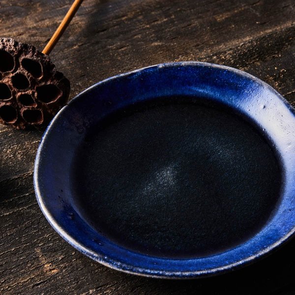 深紺に瞬く冬の星 寒昴（かんすばる）平皿 φ18.8cm｜信楽四季彩陶 －小寒