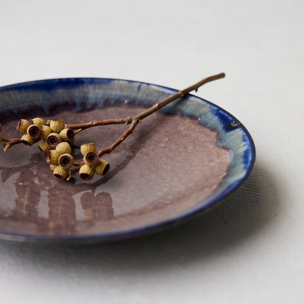 青にひそむ春の息吹　弥生（やよい）プレート φ25.5cm｜信楽四季彩陶 －春分