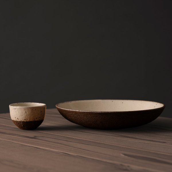 奥深い土の表情 素朴な風合いの深皿 25cm（ブラック＆ホワイト）｜THE