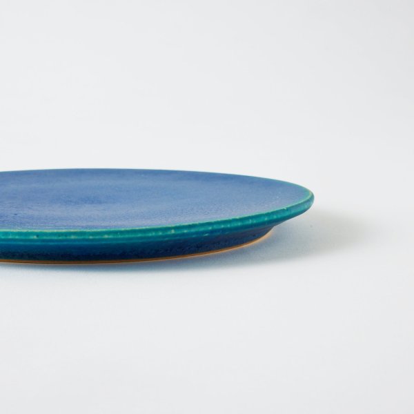 料理を引き立てる琵琶湖ブルーのフラットプレート 中皿 21cm｜THE