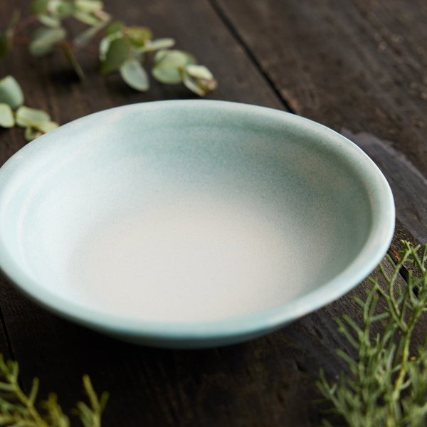 淡く重ねた雪の余韻　粉雪（こなゆき）中深皿 φ20cm｜信楽四季彩陶 －冬至