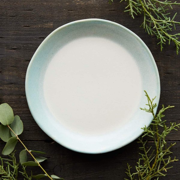 淡く重ねた雪の余韻　粉雪（こなゆき）平皿 φ18.8cm｜信楽四季彩陶 －冬至